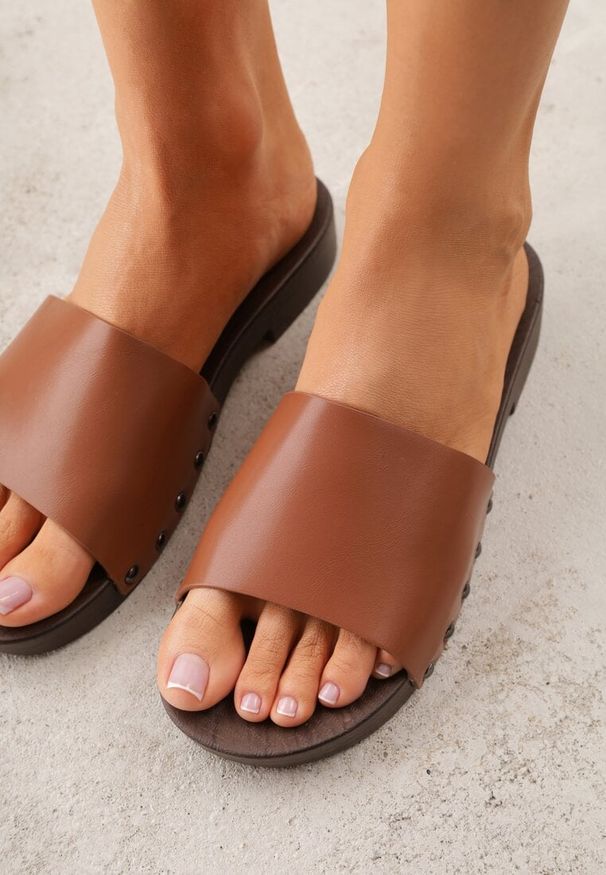 Renee - Brązowe Klapki Ozdobione po Bokach Nitami Neameronei. Kolor: brązowy. Materiał: skóra, jeans. Wzór: aplikacja