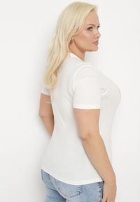 Born2be - Biały T-shirt z Bawełny Ozdobiony Metalicznym Nadrukiem i Cyrkoniami przy Dekolcie Zanesti. Okazja: na co dzień. Kolor: biały. Materiał: bawełna. Wzór: nadruk, aplikacja. Styl: casual, elegancki #4