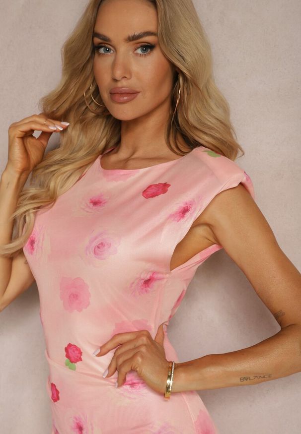 Renee - Różowa Sukienka w Kwiatowy Print z Siateczki o Dopasowanym Fasonie Woneria. Okazja: na co dzień, na ślub cywilny, na wesele. Kolor: różowy. Materiał: dzianina, materiał. Długość rękawa: krótki rękaw. Wzór: kwiaty, nadruk. Sezon: lato. Typ sukienki: proste, dopasowane. Styl: elegancki, casual