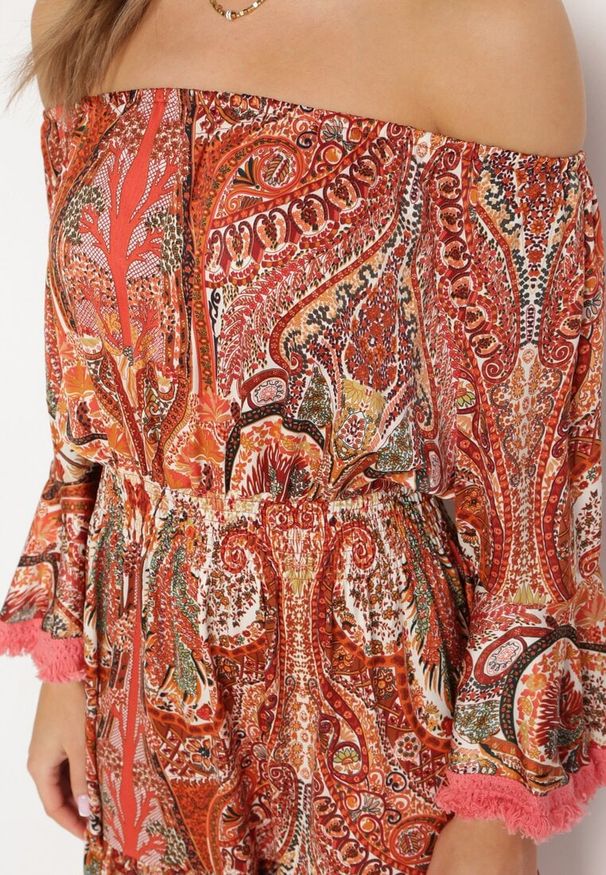 Born2be - Czerwona Sukienka Hiszpanka Ozdobiona Frędzlami o Rozkloszowanym Fasonie w Print Paisley Allnight. Okazja: na co dzień. Typ kołnierza: dekolt hiszpanka. Kolor: czerwony. Wzór: paisley, nadruk, aplikacja. Typ sukienki: proste. Styl: casual, elegancki