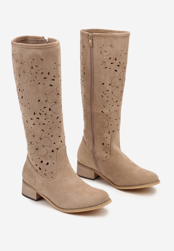 Renee - Ciemnobeżowe Kozaki na Płaskiej Podeszwie z Ażurowym Zdobieniem na Suwak Bralinda. Okazja: na co dzień. Kolor: beżowy. Wzór: ażurowy, aplikacja. Obcas: na płaskiej podeszwie. Styl: casual. Wysokość obcasa: niski