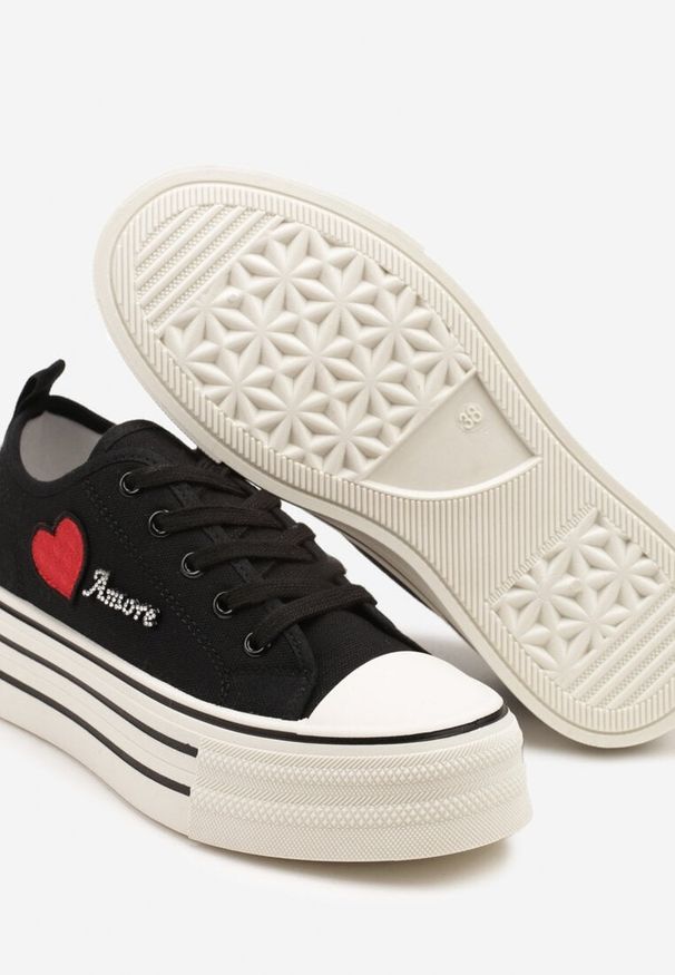 Born2be - Czarne Trampki na Platformie z Ozdobnym Napisem i Aplikacją Efena. Okazja: na co dzień. Kolor: czarny. Materiał: jeans. Wzór: napisy, aplikacja. Obcas: na platformie. Styl: elegancki, casual
