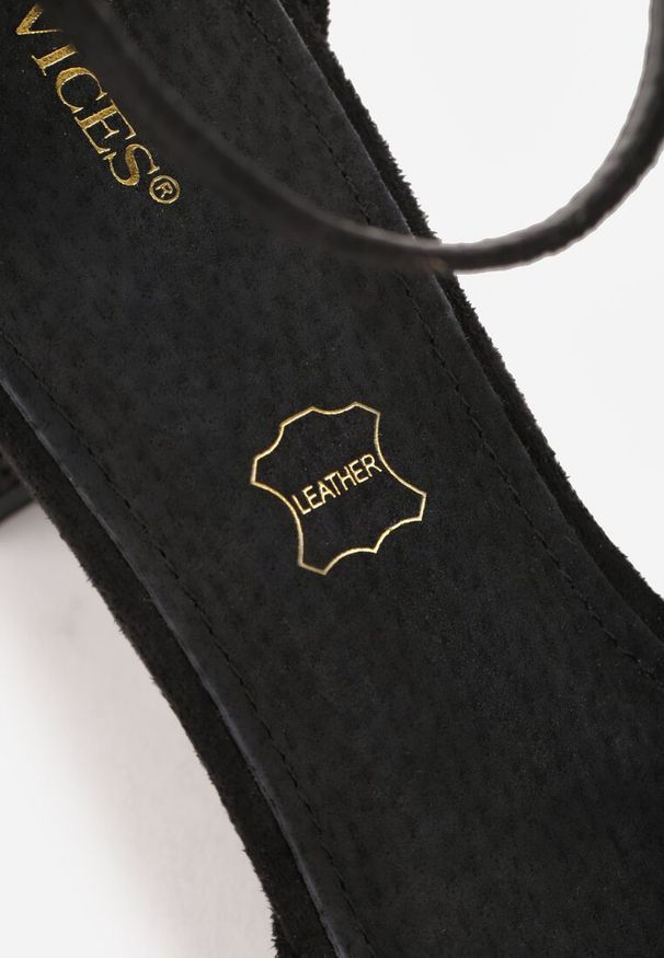 Renee - Czarne Czółenka Vices na Brokatowym Słupku z Wkładką ze Skóry Naturalnej Seathra. Okazja: na spotkanie biznesowe, do pracy, na imprezę. Zapięcie: sprzączka. Kolor: czarny. Materiał: skóra. Obcas: na słupku. Styl: biznesowy, elegancki. Wysokość obcasa: średni