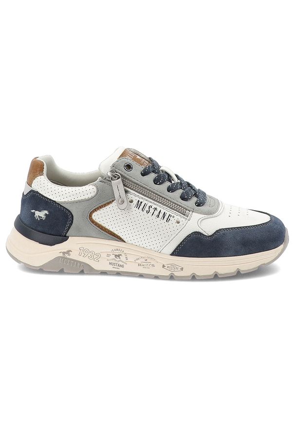 Granatowe Sneakersy Mustang Sportowe Obuwie Męskie. Okazja: na spacer, na co dzień. Zapięcie: zamek. Kolor: biały. Materiał: materiał, skóra ekologiczna. Szerokość cholewki: normalna. Wzór: nadruk. Sport: turystyka piesza