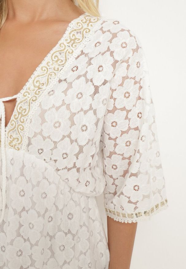 Born2be - Biała Koronkowa Taliowana Sukienka z Bawełną Gumką w Pasie i Wiązaniem przy Dekolcie Neleavia. Okazja: na co dzień, na imprezę. Typ kołnierza: dekolt w łódkę. Kolor: biały. Materiał: koronka, bawełna. Długość rękawa: krótki rękaw. Typ sukienki: proste. Styl: casual, elegancki