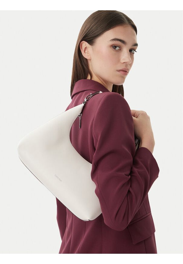 Calvin Klein Torebka Foil Logo Conv Shou?Lder Bag LV04F3272G Biały. Kolor: biały. Materiał: skórzane