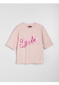 Sinsay - Bawełniana koszulka z napisem Barbie - różowy. Kolor: różowy. Materiał: bawełna. Wzór: napisy #1