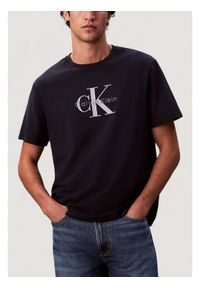 Calvin Klein Jeans T-Shirt SS Hero Monologo Tee Niebieski Casual Fit. Okazja: na co dzień. Kolor: niebieski. Styl: casual #1