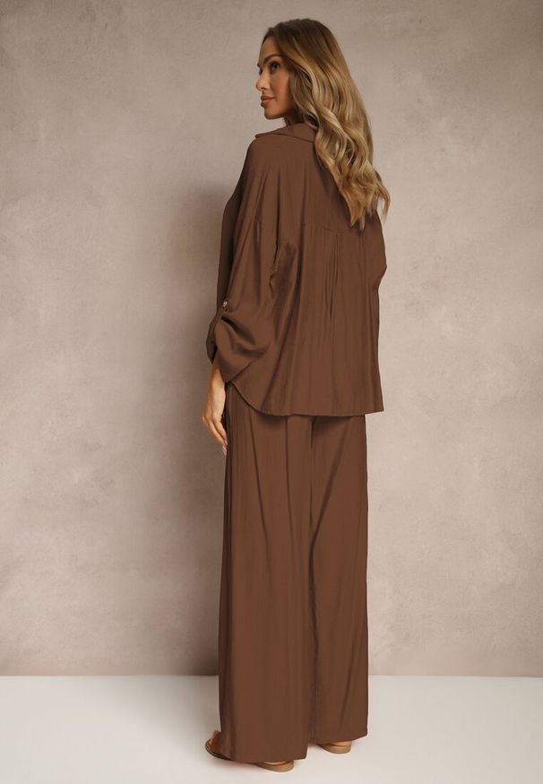Renee - Brązowy Komplet z Wiskozy w Stylu Oversize Szerokie Spodnie i Luźna Koszula na Guziki Natinne. Kolor: brązowy. Materiał: wiskoza