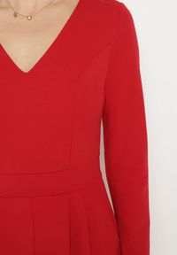 Born2be - Czerwony Kombinezon z Wiskozą z Dekoltem w Serek i Zakładkami Adivina. Okazja: na co dzień. Kolor: czerwony. Materiał: wiskoza. Długość rękawa: długi rękaw. Długość: krótkie. Styl: casual, elegancki #7