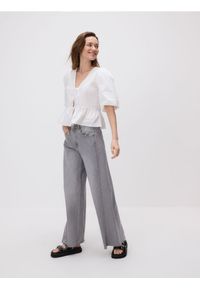 Reserved - Wiązana bluzka z baskinką - biały. Kolor: biały. Materiał: tkanina, bawełna