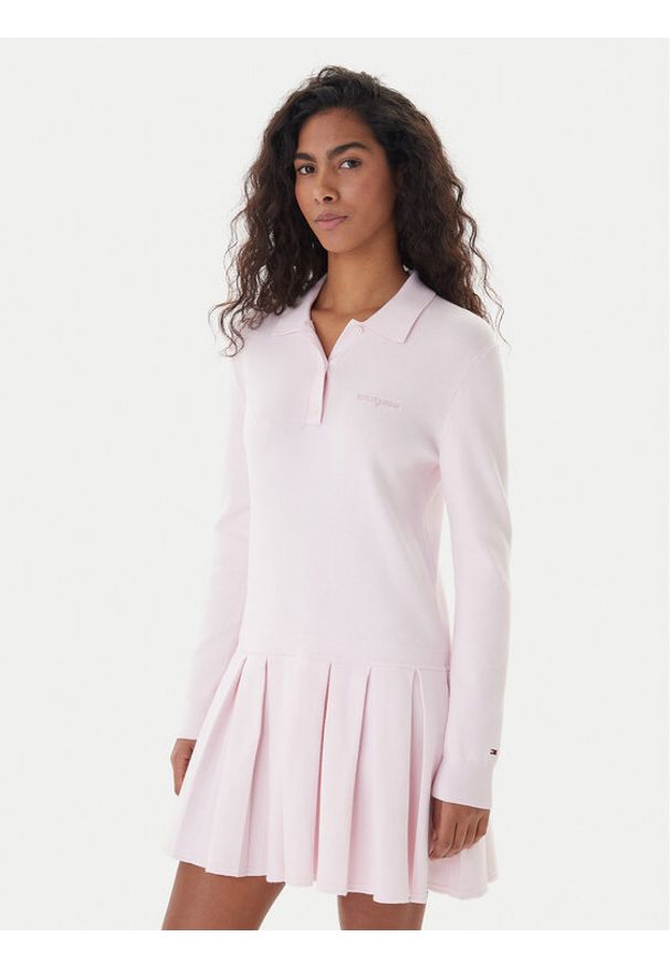Tommy Jeans Sukienka dzianinowa Script DW0DW22464 Różowy Regular Fit. Kolor: różowy. Materiał: bawełna