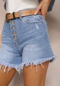 Renee - Niebieskie Szorty Jeansowe z Bawełny High Waist Ozdobione Guzikami i Wystrzępionymi Nogawkami Hettila. Okazja: na co dzień. Stan: podwyższony. Kolor: niebieski. Materiał: jeans, bawełna. Wzór: aplikacja. Styl: casual, elegancki #2