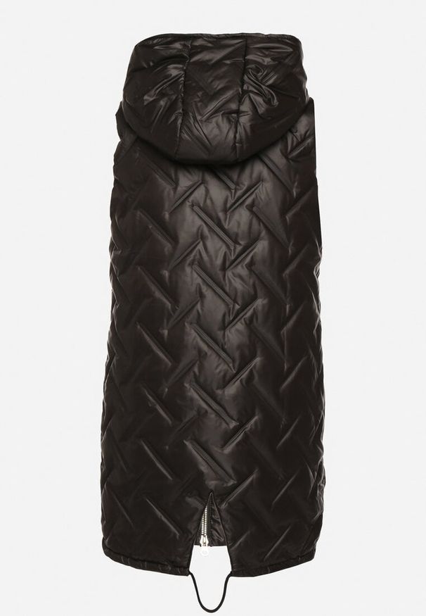 Born2be - Czarna Pikowana Kamizelka z Kapturem i Ozdobną Naszywką Liselilia. Okazja: na co dzień. Typ kołnierza: kaptur. Kolor: czarny. Materiał: jeans. Wzór: aplikacja. Styl: casual, elegancki, sportowy