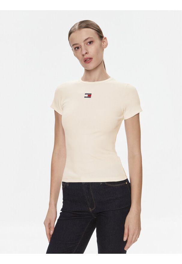 Tommy Jeans T-Shirt Badge DW0DW17881 Kremowy Slim Fit. Kolor: kremowy. Materiał: bawełna