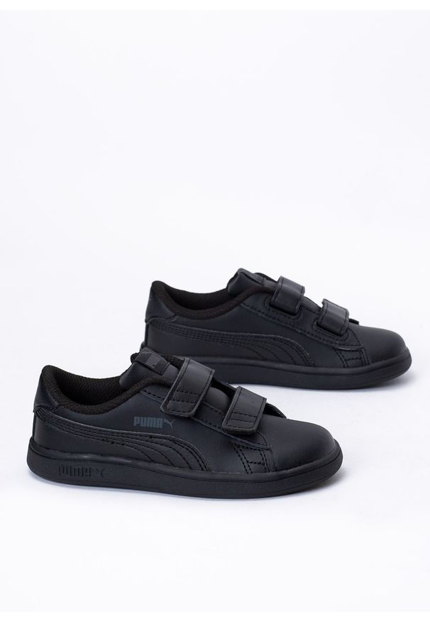 Buty sportowe dziecięce Puma Smash v2 L V PS (365174-01). Okazja: na uczelnię. Kolor: czarny. Materiał: skóra ekologiczna, guma. Szerokość cholewki: normalna. Wzór: aplikacja