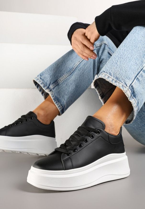 Born2be - Czarne Gładkie Sneakersy z Ekoskóry na Grubej Podeszwie ze Sznurowaniem Avara. Kolor: czarny. Wzór: gładki. Obcas: na platformie