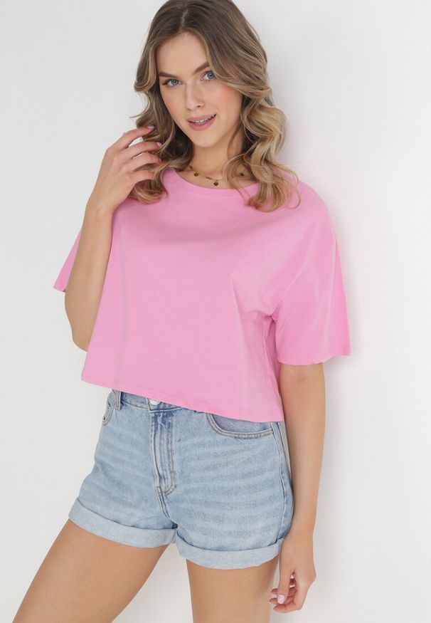 Born2be - Jasnoróżowy Krótki T-shirt Oversize Lilu. Okazja: na co dzień. Kolor: różowy. Materiał: bawełna, tkanina. Długość: krótkie. Sezon: wiosna, lato. Styl: casual, elegancki