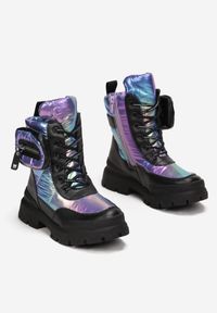 Born2be - Fioletowe Śniegowce z Saszetką na Cholewce Kuasis. Nosek buta: okrągły. Zapięcie: zamek. Kolor: fioletowy. Materiał: futro, materiał. Szerokość cholewki: normalna. Sezon: jesień, zima. Styl: klasyczny #3