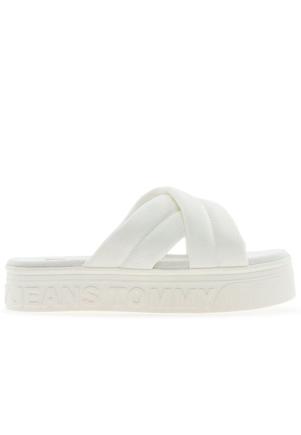 TOMMY HILFIGER - Klapki damskie Tommy Jeans Lettering Flatform EN0EN02465-YBL - białe. Okazja: na co dzień, na plażę. Zapięcie: pasek. Kolor: biały. Materiał: materiał, jeans, poliester. Szerokość cholewki: normalna. Wzór: paski. Sezon: lato. Styl: casual
