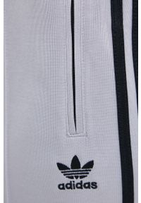 adidas Originals Spodnie damskie kolor srebrny gładkie. Kolor: srebrny. Materiał: dzianina, poliester. Wzór: gładki