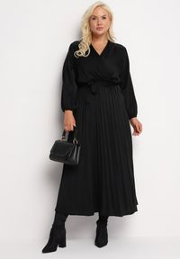 Born2be - Czarna Sukienka Maxi z Gumką w Pasie i Kopertowym Dekolcie Bertrama. Typ kołnierza: dekolt kopertowy. Kolor: czarny. Materiał: materiał. Typ sukienki: kopertowe. Długość: maxi #7