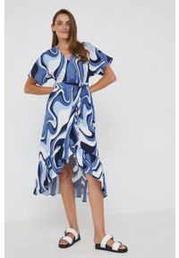 Answear Lab sukienka midi rozkloszowana. Kolor: niebieski. Materiał: tkanina. Długość rękawa: krótki rękaw. Typ sukienki: rozkloszowane, asymetryczne. Styl: wakacyjny. Długość: midi
