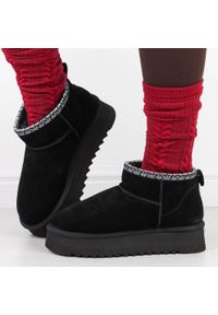 Czarne skórzane ciepłe zimowe mukluki, eskimoski T.Sokolski 530. Okazja: na spacer, na co dzień. Nosek buta: okrągły. Kolor: czarny. Materiał: zamsz, skóra. Szerokość cholewki: normalna. Sezon: zima. Obcas: na platformie. Styl: elegancki, casual, klasyczny #1