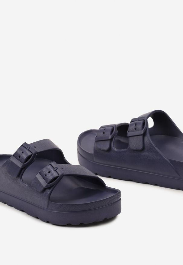 Renee - Granatowe Klapki na Grubszej Podeszwie z Regulowanymi Paskami Ysabelle. Okazja: na spacer, na plażę, na co dzień. Kolor: niebieski. Materiał: jeans, len. Wzór: paski. Styl: casual, klasyczny, wakacyjny, elegancki