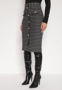 Born2be - Czarno-Biała Ołówkowa Tweedowa Spódnica w Kraciasty Wzór z Guzikami Anitusa. Okazja: na co dzień. Kolor: czarny. Materiał: jeans. Styl: klasyczny, casual, elegancki #1
