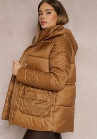 Renee - Brązowa Kurtka Pikowana Ściągana w Talii Althomene. Okazja: na co dzień. Kolor: brązowy. Długość rękawa: długi rękaw. Długość: długie. Styl: casual #4