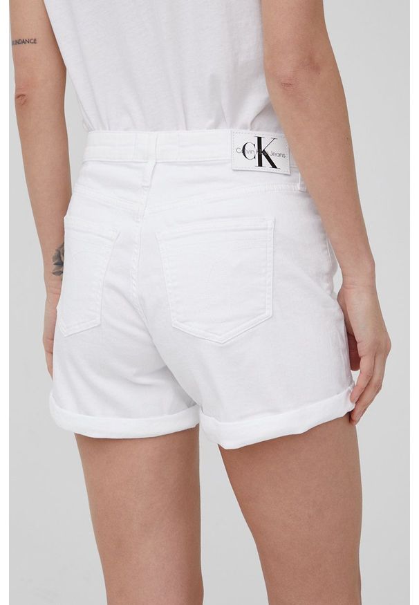 Calvin Klein Jeans szorty damskie kolor biały gładkie high waist. Okazja: na co dzień. Stan: podwyższony. Kolor: biały. Materiał: tkanina. Wzór: gładki. Styl: casual