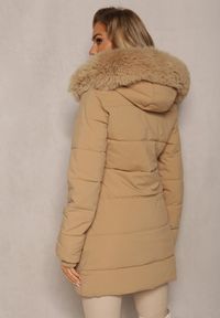 Renee - Ciemnobeżowa Pikowana Kurtka z Kapturem i Ozdobnym Futerkiem Zepiola. Typ kołnierza: kaptur. Kolor: beżowy. Materiał: futro #2