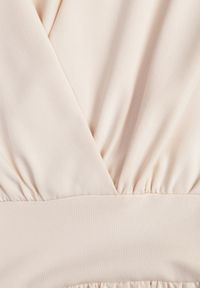 Renee - Beżowa Sukienka Agamia. Kolor: beżowy. Materiał: dzianina. Długość rękawa: krótki rękaw. Typ sukienki: kopertowe. Długość: mini #5