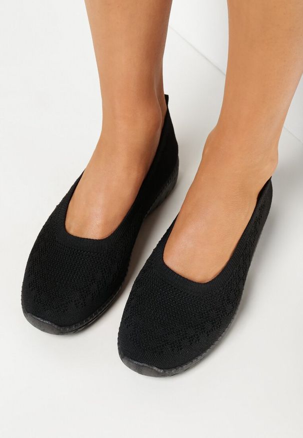 Born2be - Czarne Wsuwane Tenisówki z Ozdobną Perforacją Denita. Zapięcie: bez zapięcia. Kolor: czarny. Materiał: materiał. Wzór: aplikacja. Obcas: na płaskiej podeszwie