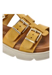 Sandały damskie Hee, cholewka ze skóry naturalnej paski z regulacją na klamry grubsza podeszwa casualowy styl, żółte, 26100. Okazja: na co dzień. Zapięcie: klamry. Kolor: żółty. Materiał: skóra. Wzór: paski. Styl: casual #6