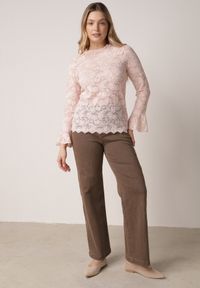 Born2be - Różowa Koronkowa Bluzka z Falbanką i Rozszerzanymi Rękawami Nelaetia. Typ kołnierza: kołnierz z falbankami. Kolor: różowy. Materiał: koronka. Wzór: koronka. Styl: elegancki, klasyczny #5