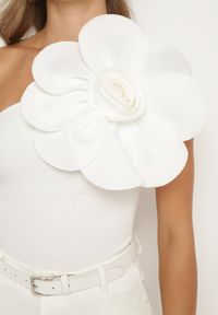 Born2be - Biała Asymetryczna Bluzka z Bawełny Ozdobiona Kwiatem 3D Ulsavia. Kolor: biały. Materiał: bawełna. Wzór: aplikacja, kwiaty #7