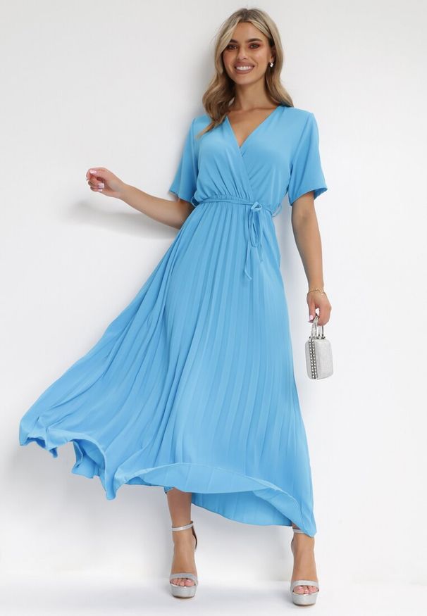 Born2be - Ciemnoniebieska Sukienka Plisowana Maxi z Wiązanym Paskiem Dianiza. Kolor: niebieski. Materiał: materiał. Długość: maxi