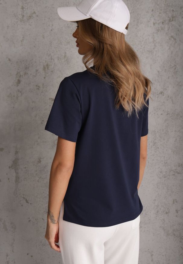 Renee - Granatowy Bawełniany T-shirt Ozdobiony po Bokach Rozcięciami Brinelle. Kolor: niebieski. Materiał: bawełna. Wzór: aplikacja. Sezon: lato. Styl: elegancki, sportowy