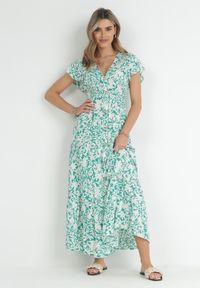 Born2be - Jasnozielona Rozkloszowana Sukienka Maxi z Wiskozy z Gumkami w Pasie z Guzikami Deninie. Kolor: zielony. Materiał: wiskoza. Długość rękawa: krótki rękaw. Wzór: nadruk. Długość: maxi #1