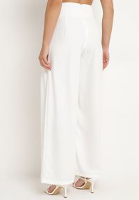 Born2be - Białe Eleganckie Szerokie Spodnie Ozdobione Metalową Klamrą Risshna. Okazja: na co dzień. Stan: podwyższony. Kolor: biały. Wzór: aplikacja. Styl: elegancki #3