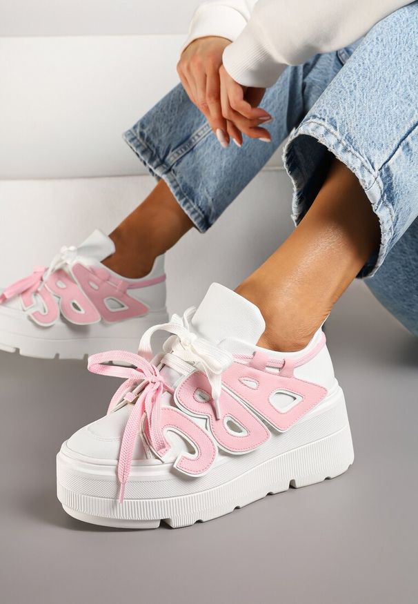 Born2be - Biało-Różowe Płaskie Sneakersy Vices z Podwójnym Sznurowaniem ze Zdobieniem 3D Nelarissa. Okazja: na co dzień. Zapięcie: sznurówki. Kolor: biały. Materiał: jeans, bawełna. Wzór: aplikacja. Obcas: na obcasie. Wysokość obcasa: niski