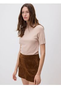 Reserved - Gładki sweter - beżowy. Kolor: beżowy. Materiał: wiskoza, dzianina. Wzór: gładki