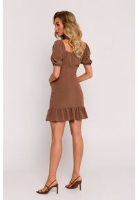 MOE - Dziewczęca sukienka mini wiązany dekolt i marszczenia brąz. Kolor: brązowy. Sezon: lato. Długość: mini