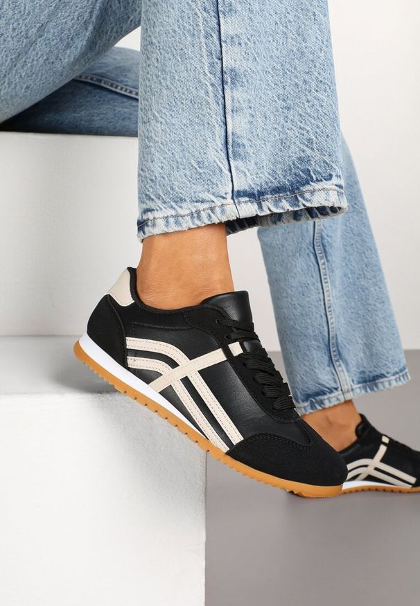 Born2be - Czarne Sneakersy w Stylu Kultowych Tenisówek z Ozdobnymi Przeszyciami Vellexia. Okazja: na co dzień. Kolor: czarny. Materiał: jeans, skóra. Obcas: na płaskiej podeszwie