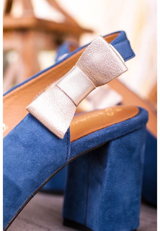 Maciejka - Niebieskie sandały maciejka skórzane na szerokim słupku z kokardką 04611-17/00-1. Kolor: niebieski. Materiał: skóra. Obcas: na słupku