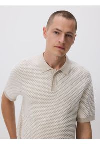 Reserved - Sweter polo ze strukturalnej dzianiny - beżowy. Typ kołnierza: polo. Kolor: beżowy. Materiał: dzianina