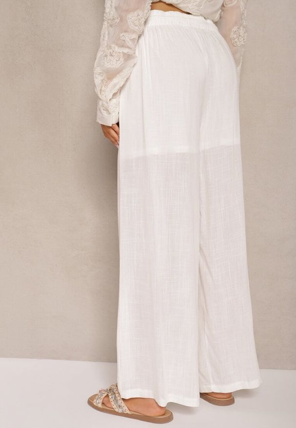 Renee - Białe Spodnie z Bawełny o Prostych Nogawkach z Gumką i Sznurkiem w Pasie Efrara. Okazja: na randkę, na spacer. Stan: podwyższony. Kolor: biały. Materiał: bawełna. Styl: elegancki