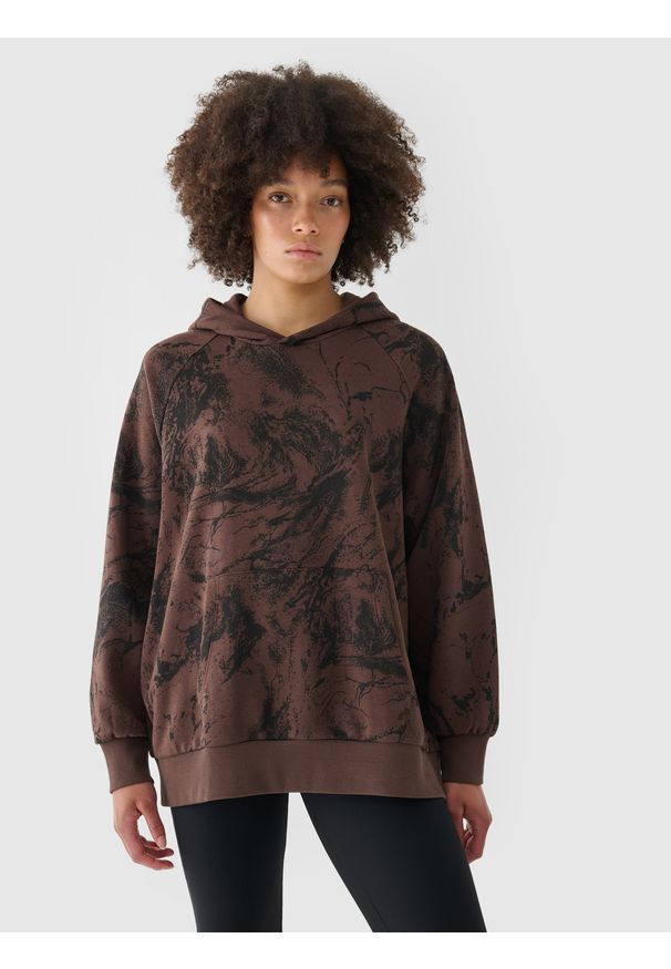 4f - 4F Bluza dresowa oversize nierozpinana z kapturem damska - multikolor XL. Okazja: na co dzień. Typ kołnierza: kaptur. Kolor: wielokolorowy. Materiał: dresówka. Długość rękawa: raglanowy rękaw. Wzór: gładki, ze splotem. Styl: sportowy, casual